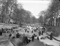 808099 Gezicht op de bevroren Stadsbuitengracht te Utrecht, ter hoogte van de Tolsteegsingel (rechts), met schaatsende ...